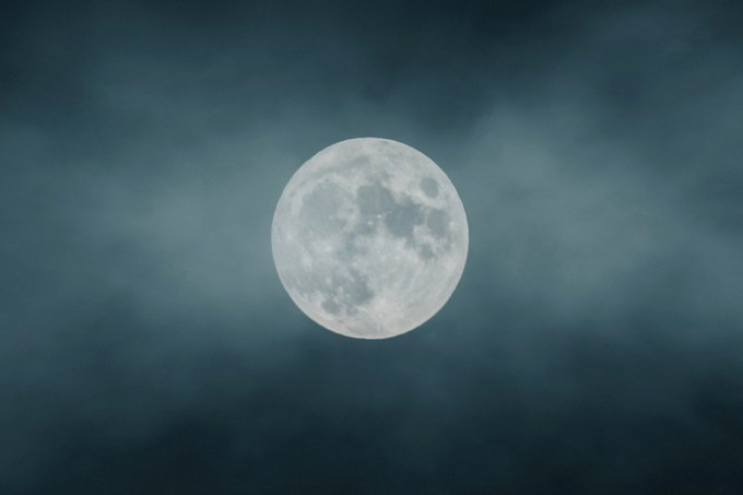 Estudo aponta que, na Lua cheia, as pessoas vão dormir mais tarde – e dormem menos