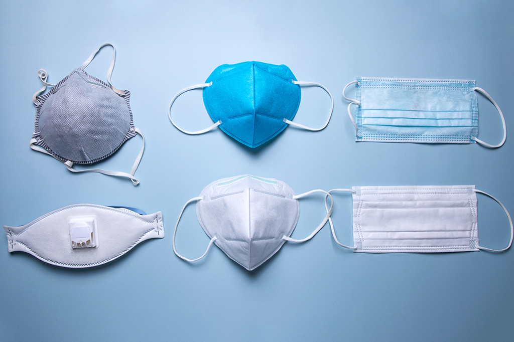 Diferentes tipos de máscara protetora contra fundo azul.