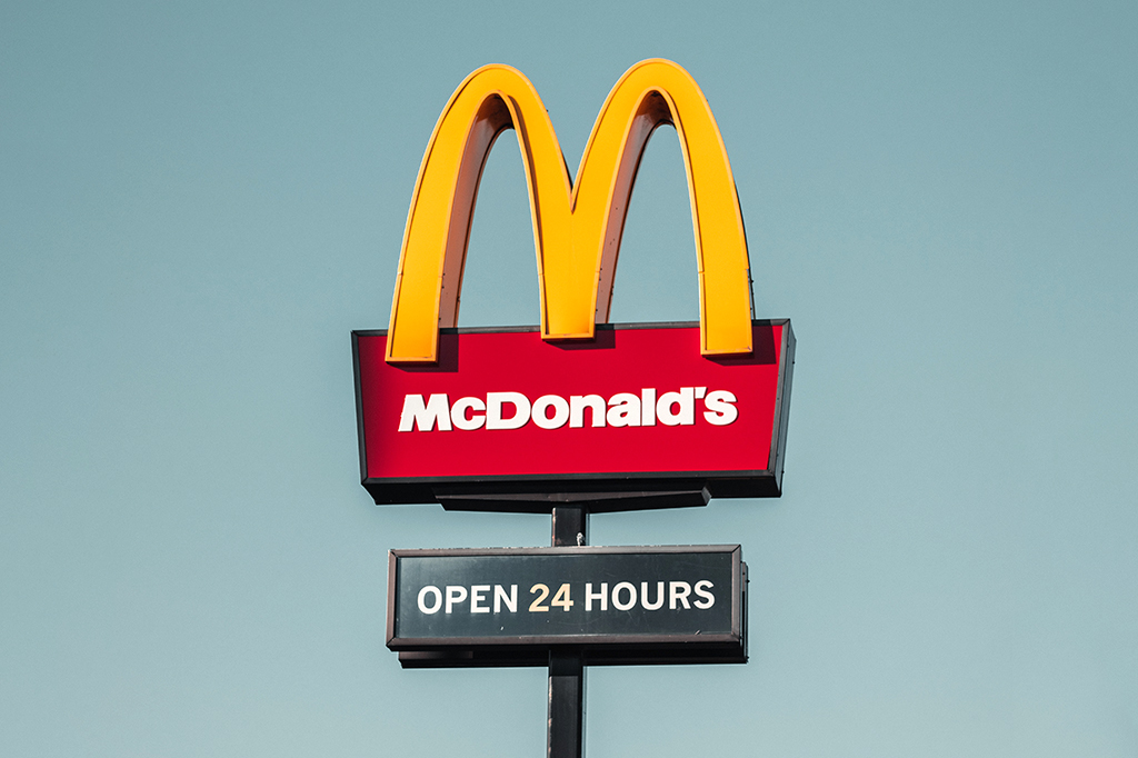 Placa com o logo do McDonald's.