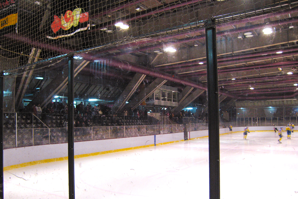 Foto do interior da pista de patinação Erika Hess, em Berlim.