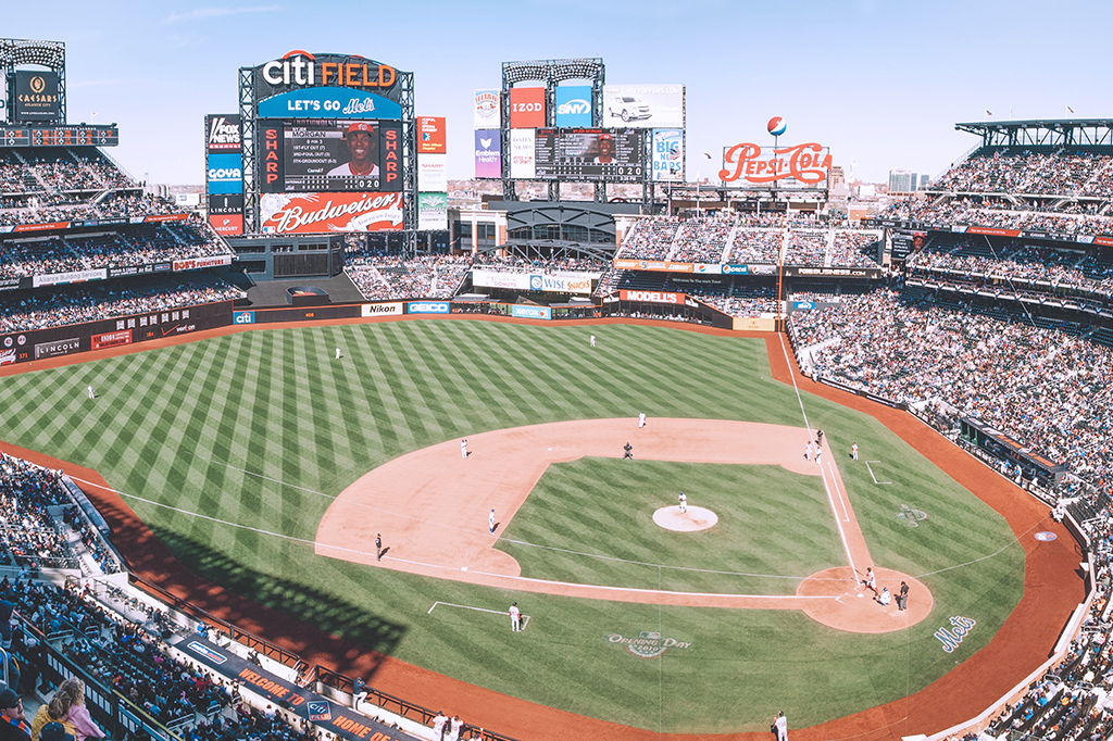 Imagem mostrando o campo de beisebol no estádio Citi Field, em Nova York.
