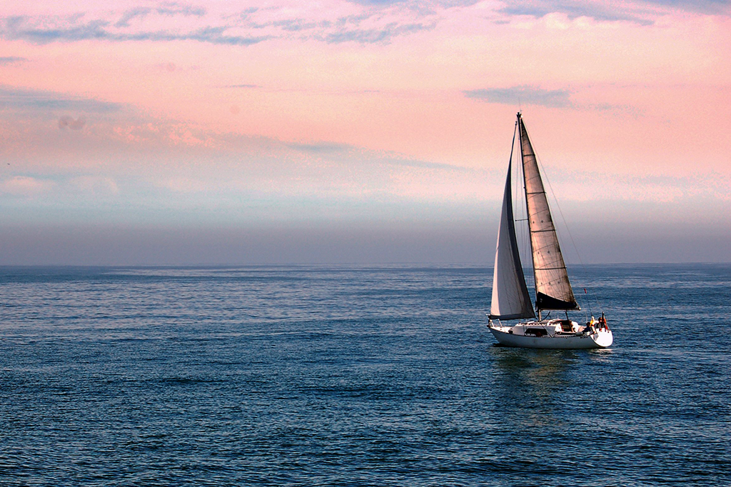 Imagem mostrando um barco a velas no meio do mar.