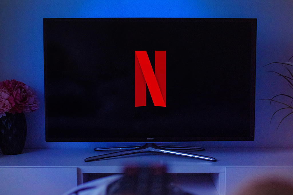 Televisão em uma sala, com o logo da Netflix.