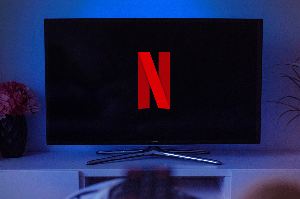 Televisão em uma sala, com o logo da Netflix.