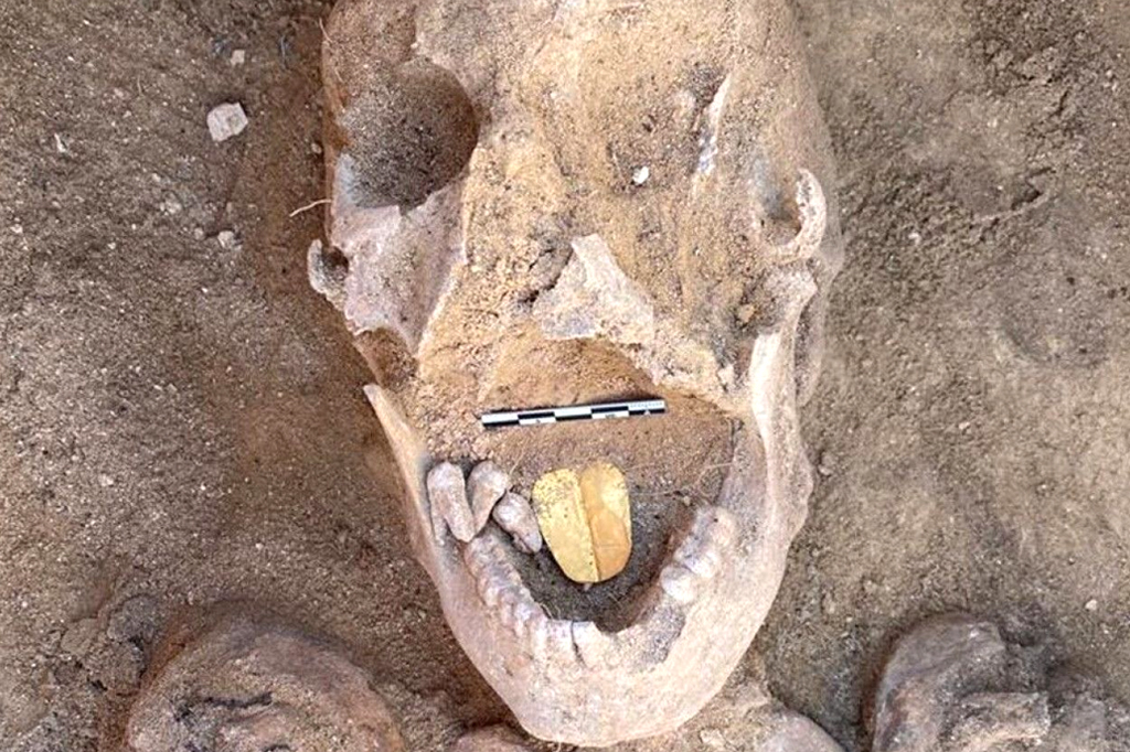 Foto de uma múmia com a língua dourada.