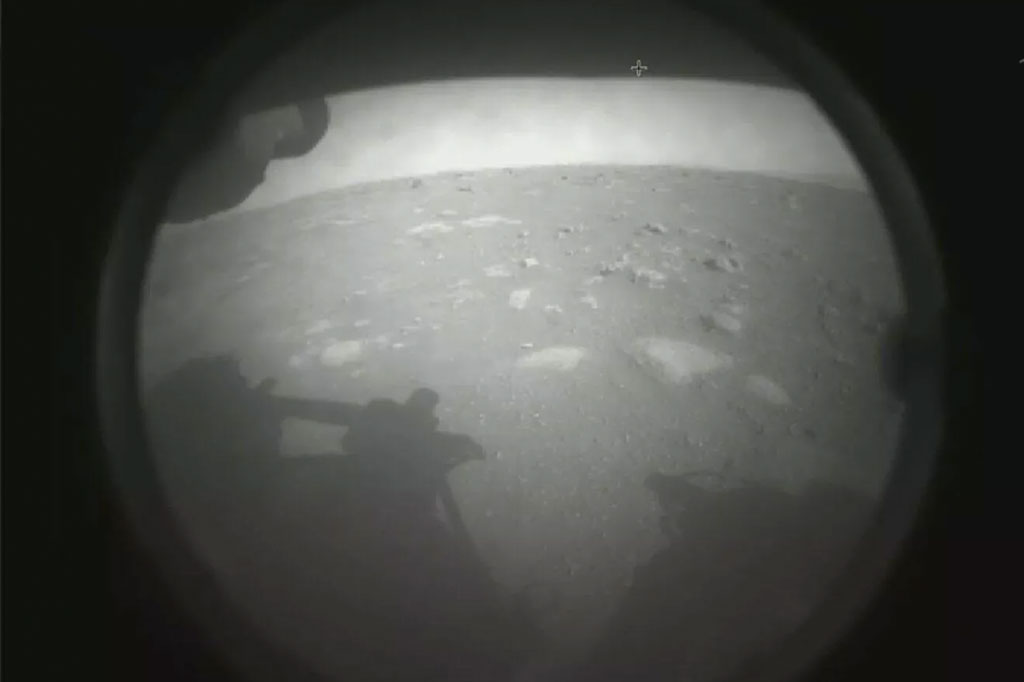 Primeira imagem (em preto e branco) do solo de Marte, enviada pelo Perseverance.