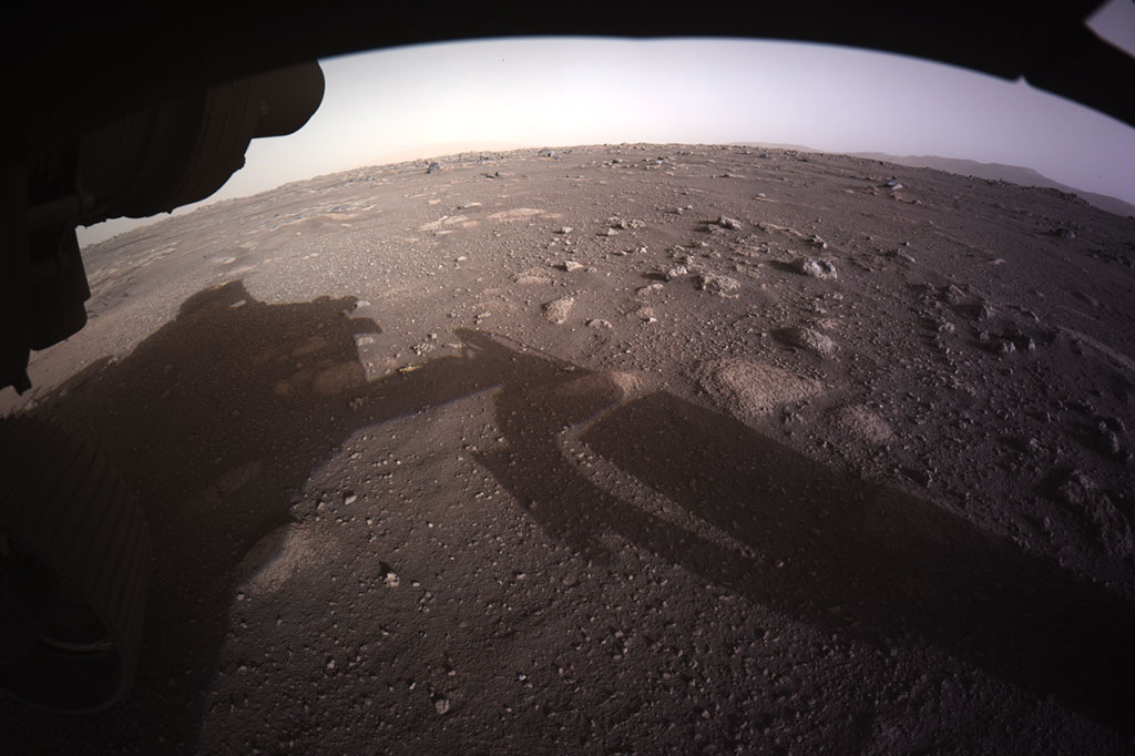 Primeira imagem colorida do solo de Marte, tirada pela câmera do Perseverance.