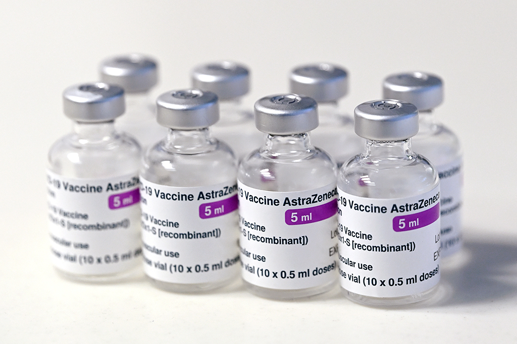 Oito ampolas da vacina AstraZeneca.