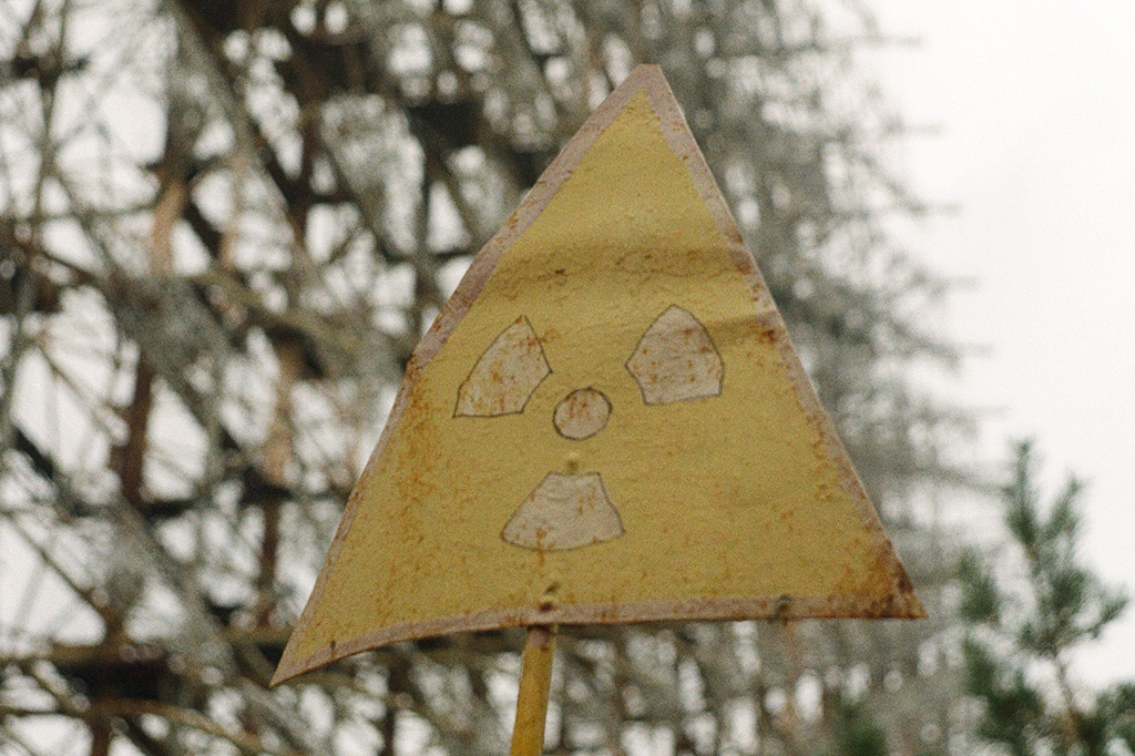 Placa indicando risco de radiação em Chernobyl.