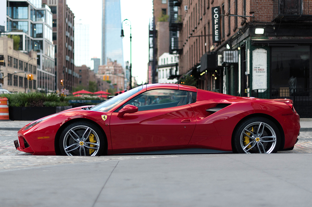 Foto de uma Ferrari vermelha estacionada.
