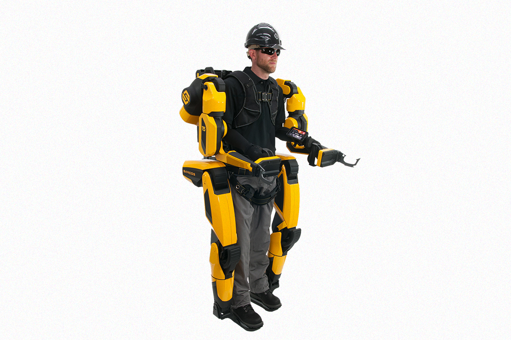 Homem utilizando o exoesqueleto