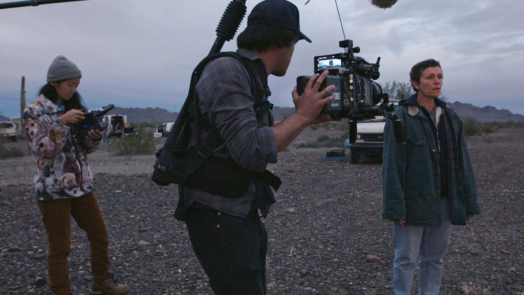 Frances McDormand, Chloé Zhao, e o diretor de fotografia Joshua James Richards durante a gravação de 'Nomadland'.