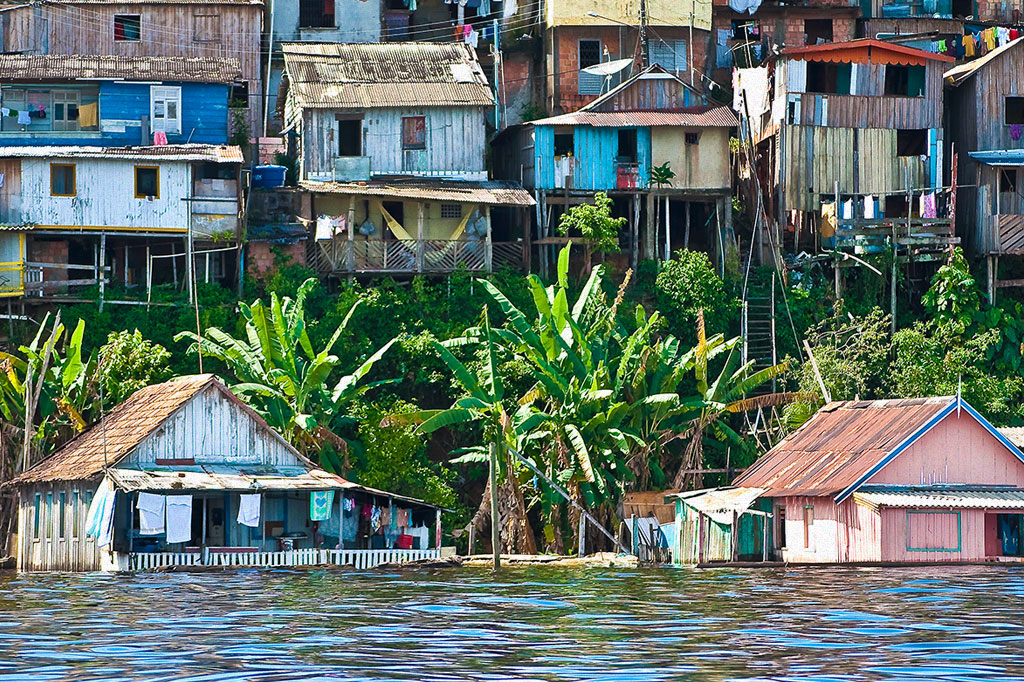 Casas parcialmente submersas na inundação do rio Amazonas, em Manaus.