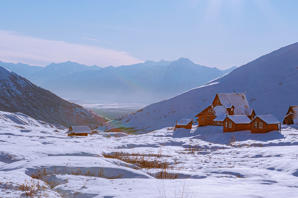 Casas cobertas de neve no Alasca.