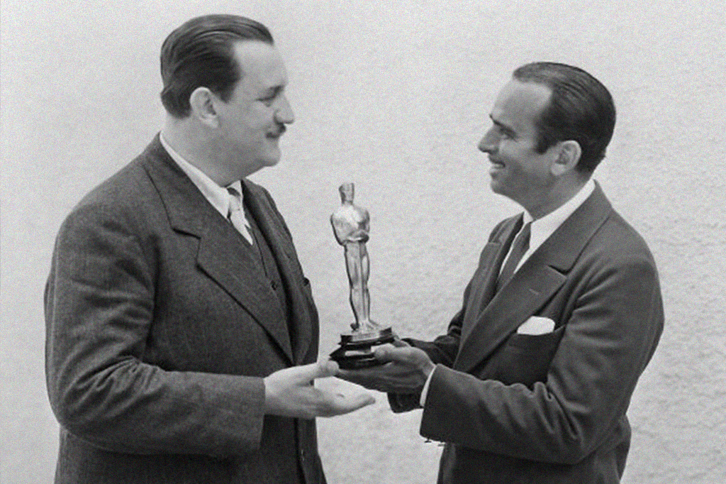Joseph Farnham recebendo seu Oscar do apresentador Douglas Fairbanks, em 1929.