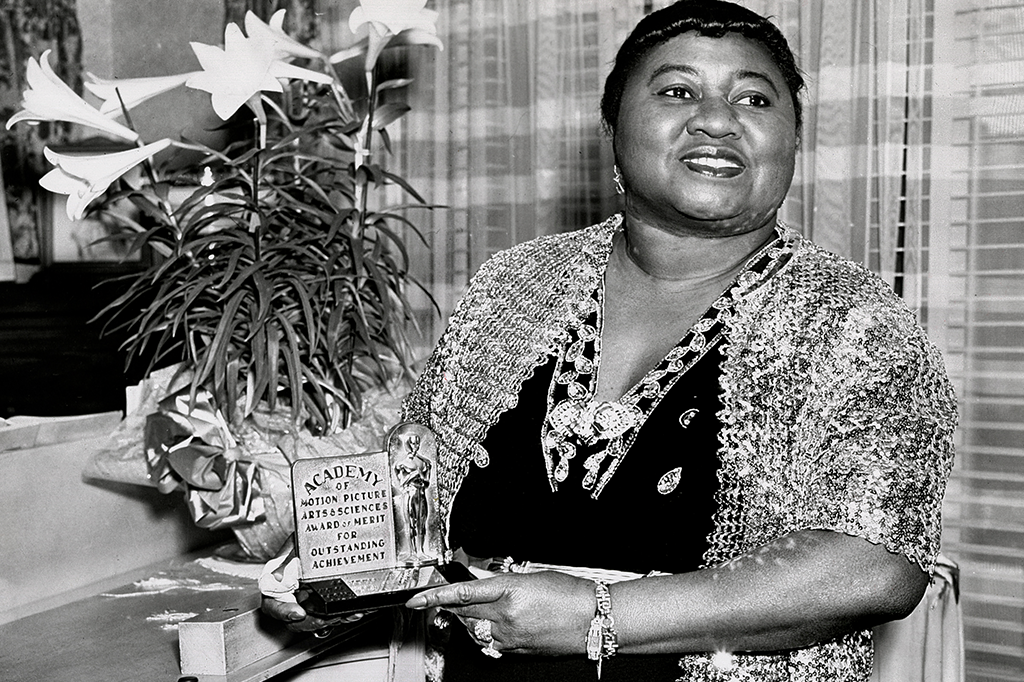 Hattie McDaniel segurando seu Academy Awards, pelo filme 