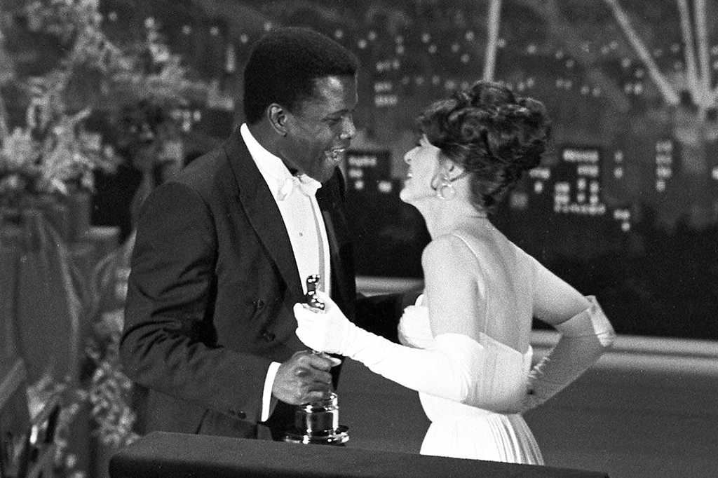 Sidney Poitier recebendo seu Oscar, em 1964.