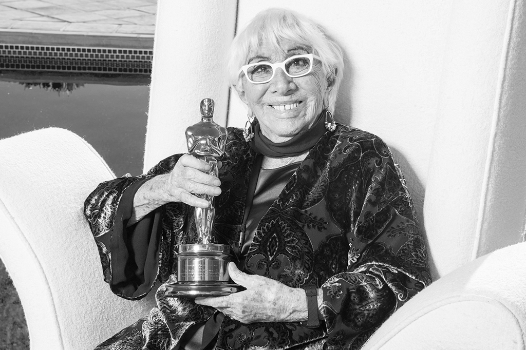 Lina Wertmuller posando com o Oscar.
