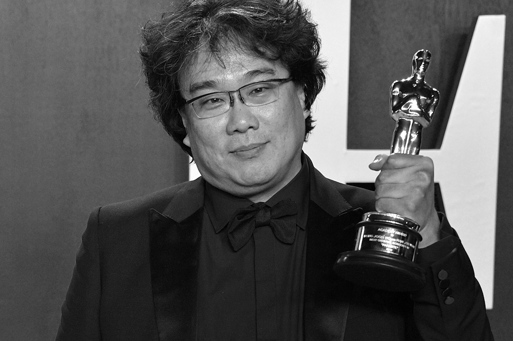 Bong Joon-ho posando com seu Oscar.