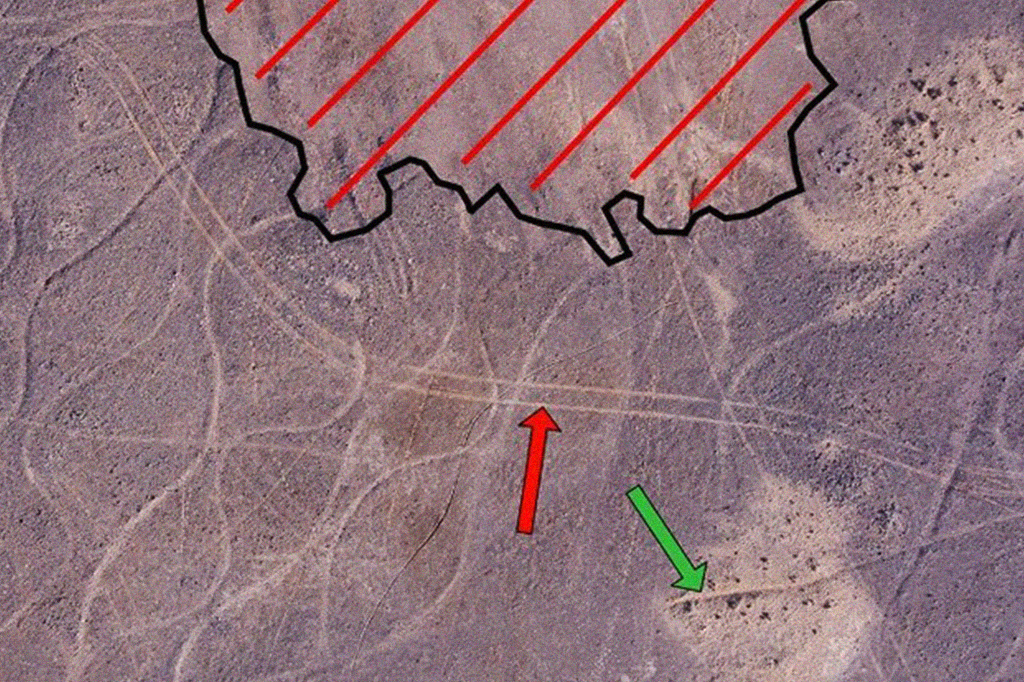 Foto aérea mostrando as linhas no deserto.