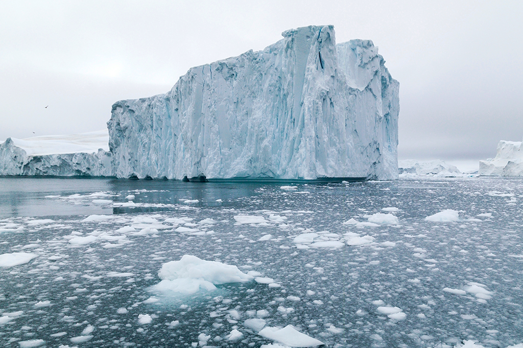 Foto mostrando uma geleira na Groenlandia.
