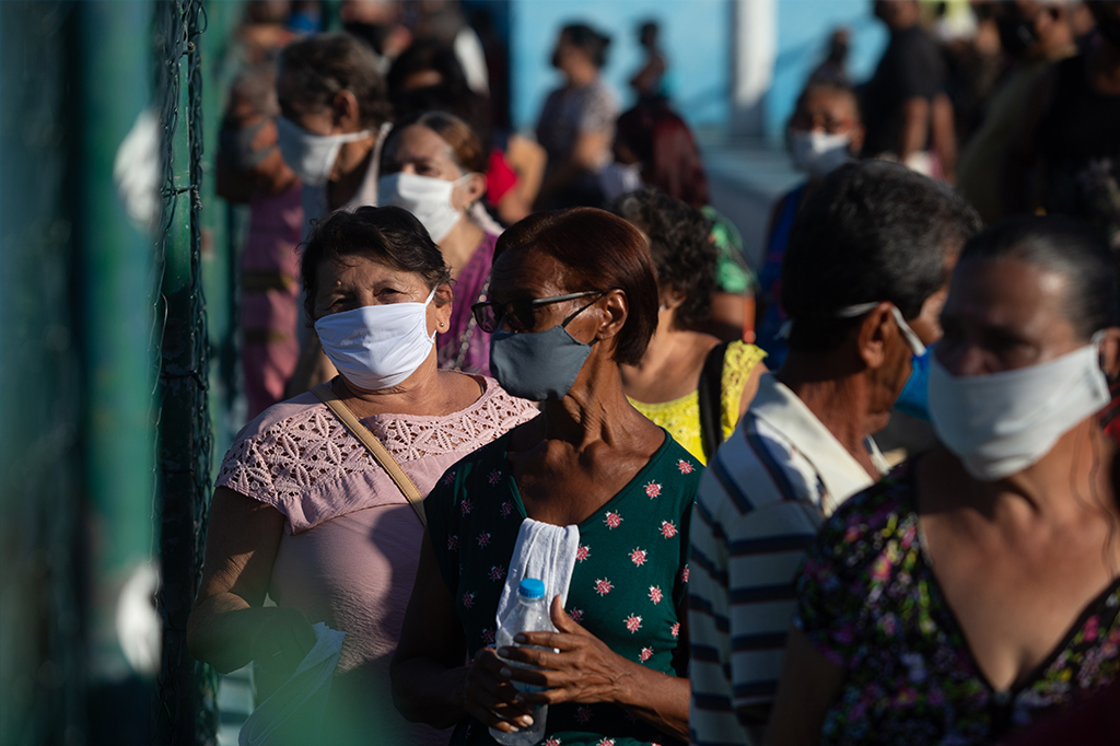 Idosos esperam em longa fila para receber vacina em Duque De Caxias, Rio de Janeiro.
