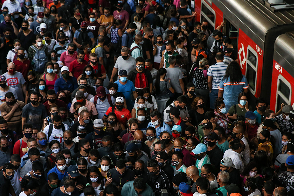 Milhares de pessoas se aglomeram no metrô em São Paulo no primeiro dia da fase vermelha, em março de 2021.