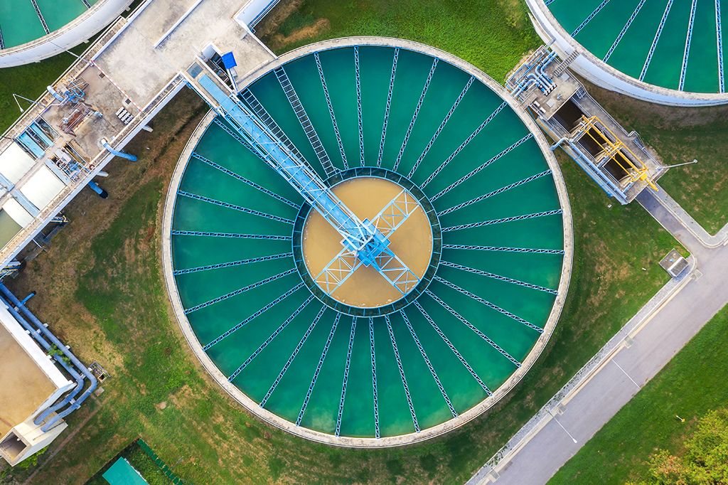 Vista aérea de tanque de estação de tratamento de água.