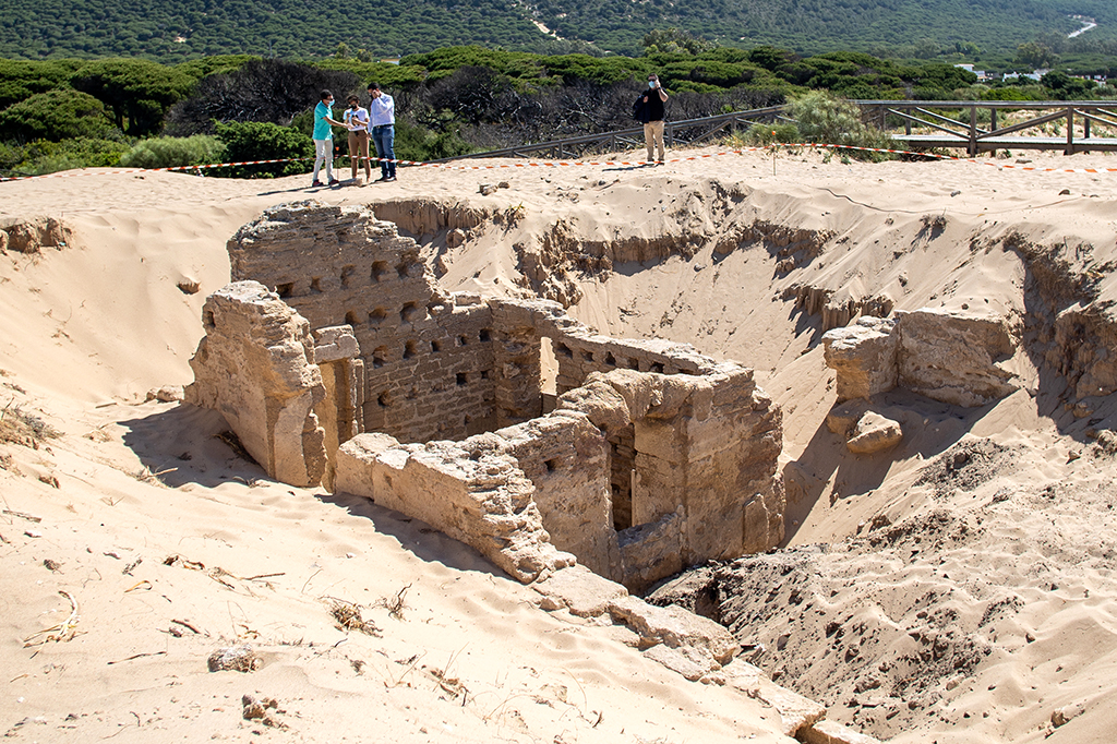 Uma visão geral dos banhos romanos sob as dunas que circundam o cabo Trafalgar em Cádiz, Espanha.