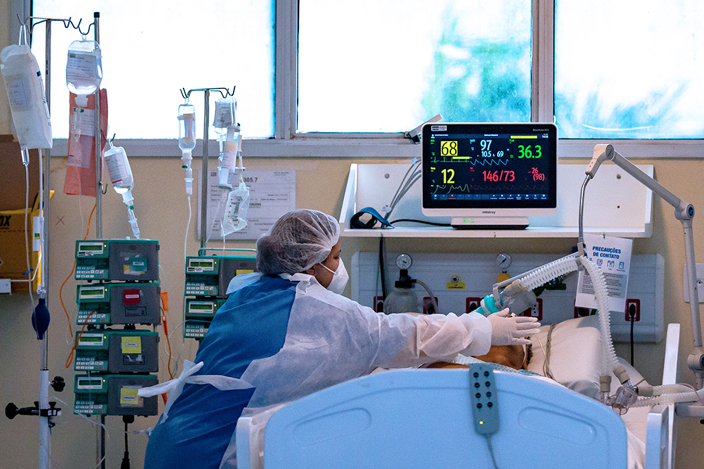 Os profissionais de saúde atendem um paciente na unidade de terapia intensiva para pacientes infectados com Covid-19 no hospital Ronaldo Gazolla, no Rio de Janeiro.