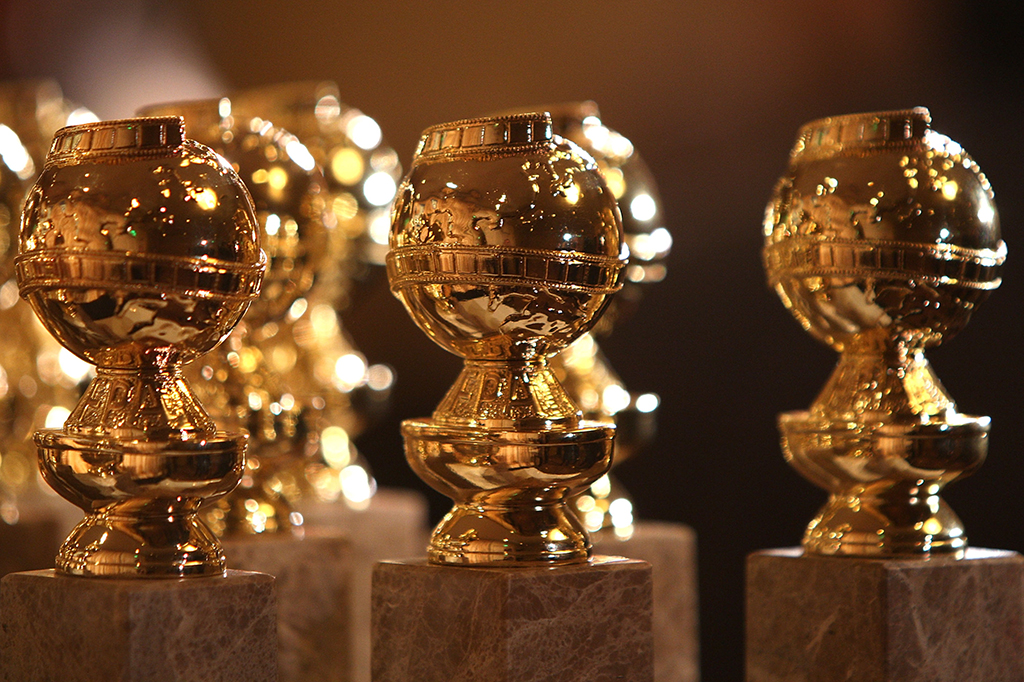 Troféus dourados com base de pedra do prêmio Globo de Ouro.