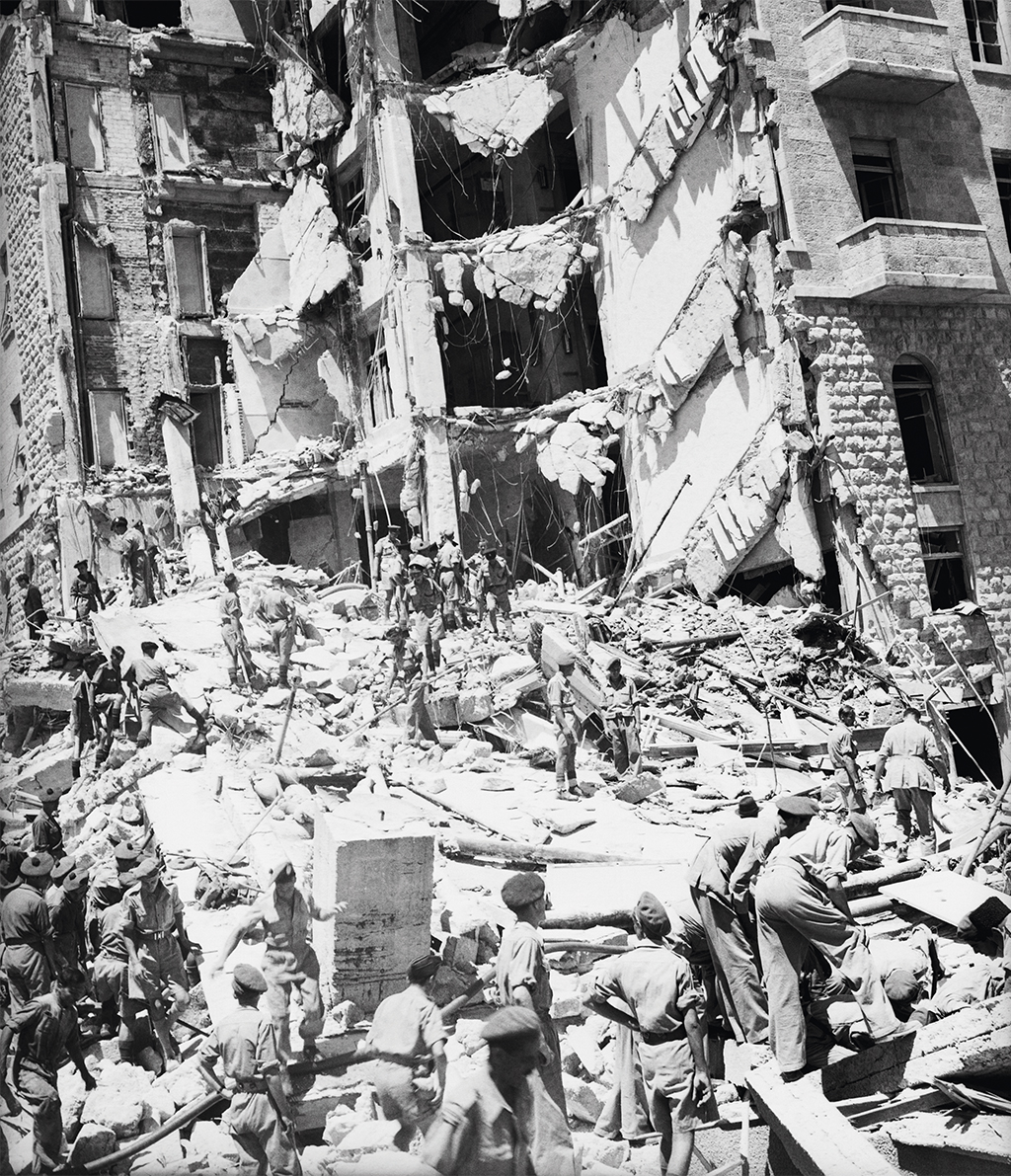 Atentado a bomba contra o Hotel King David, em Jerusalém, executado pelo grupo terrorista judeu Irgun, em 1946: 91 mortos, a maioria britânicos. Na imagem, a fachada do hotel destruído.