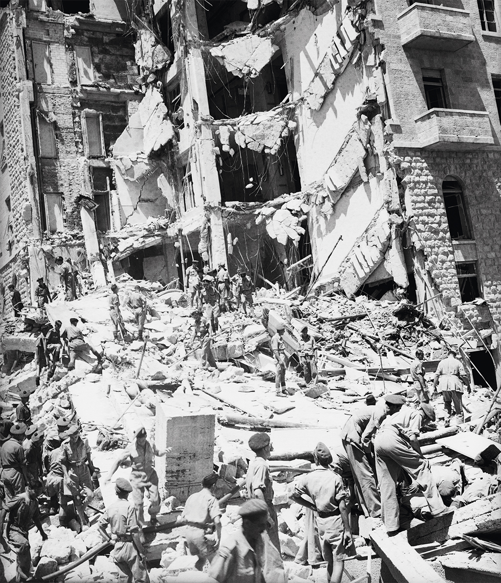 palestina-israel-interna2 Atentado a bomba contra o Hotel King David, em Jerusalém, executado pelo grupo terrorista judeu Irgun, em 1946: 91 mortos, a maioria britânicos. Na imagem, a fachada do hotel destruído.