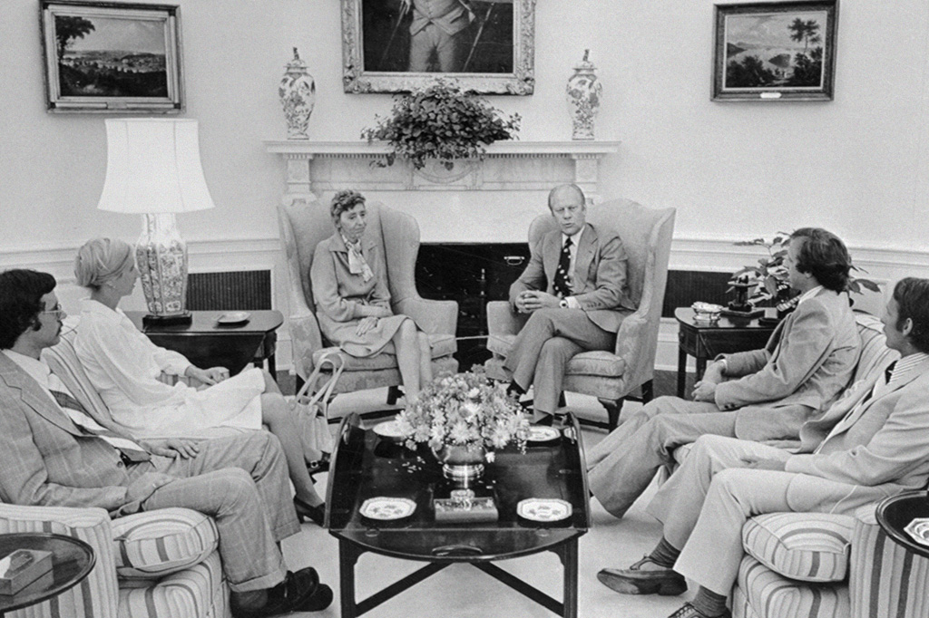 O presidente Gerald Ford, no centro, reunido com a família do cientista Frank Olson, que se suicidou após participar de testes da CIA com alucinógenos.