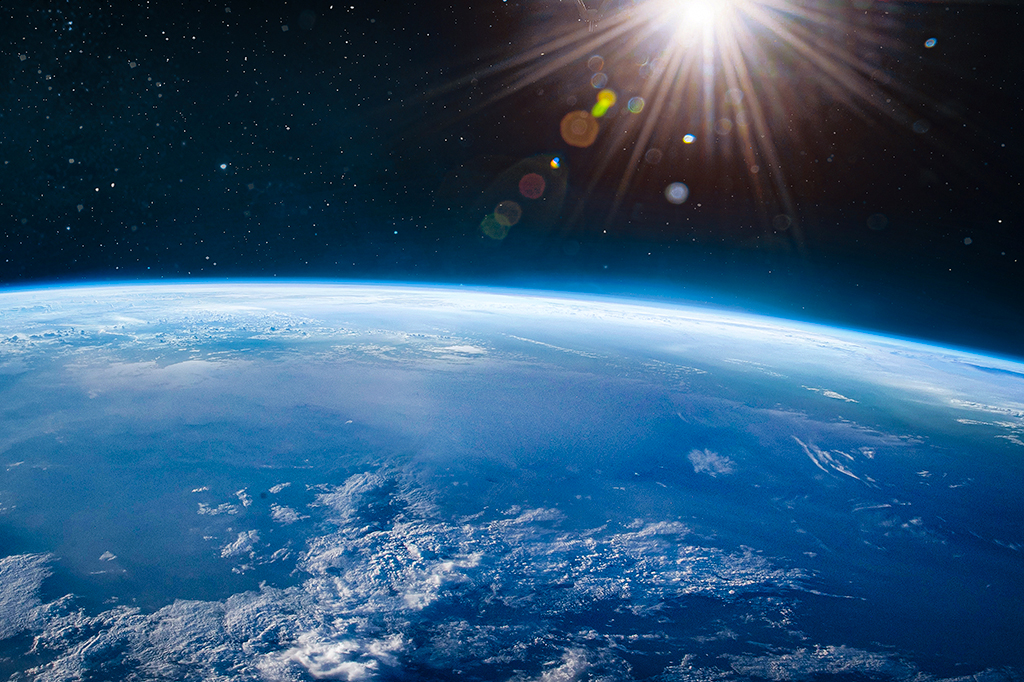Imagem da atmosfera da Terra recebendo luz solar.