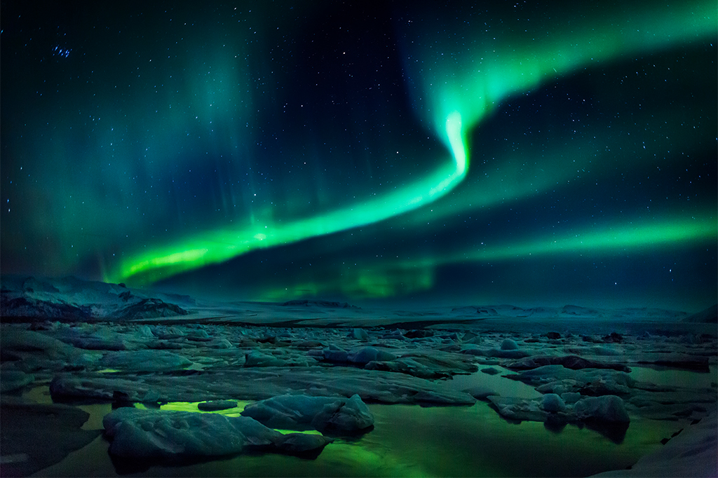 Foto de aurora boreal na Região Ártica.