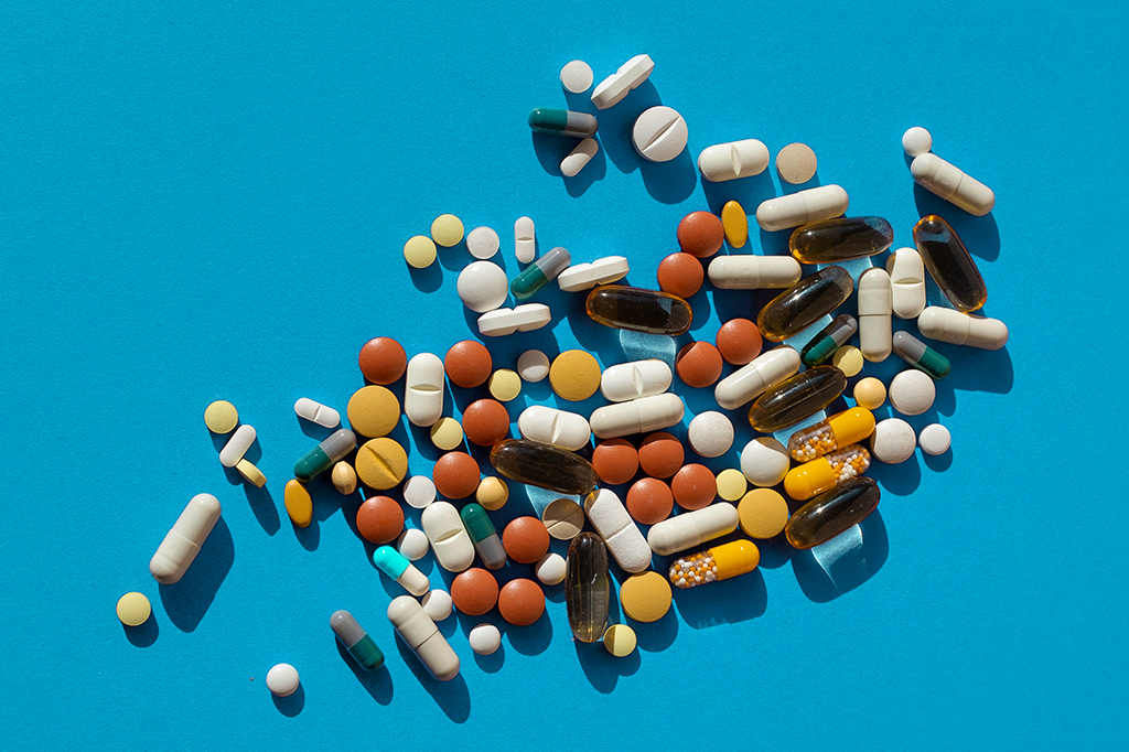 Pílulas e comprimidos de cores e formatos variados.