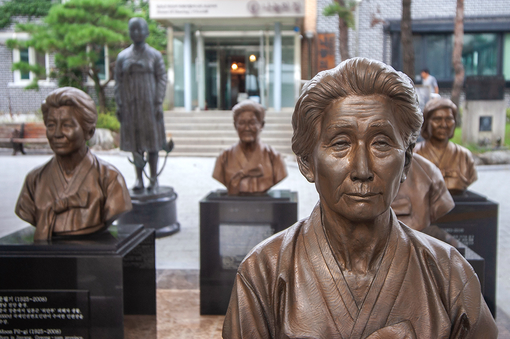 Estátuas de mulheres coreanas na House of Sharing, um abrigo para vítimas da escravidão sexual militar japonesa na Segunda Guerra Mundial.