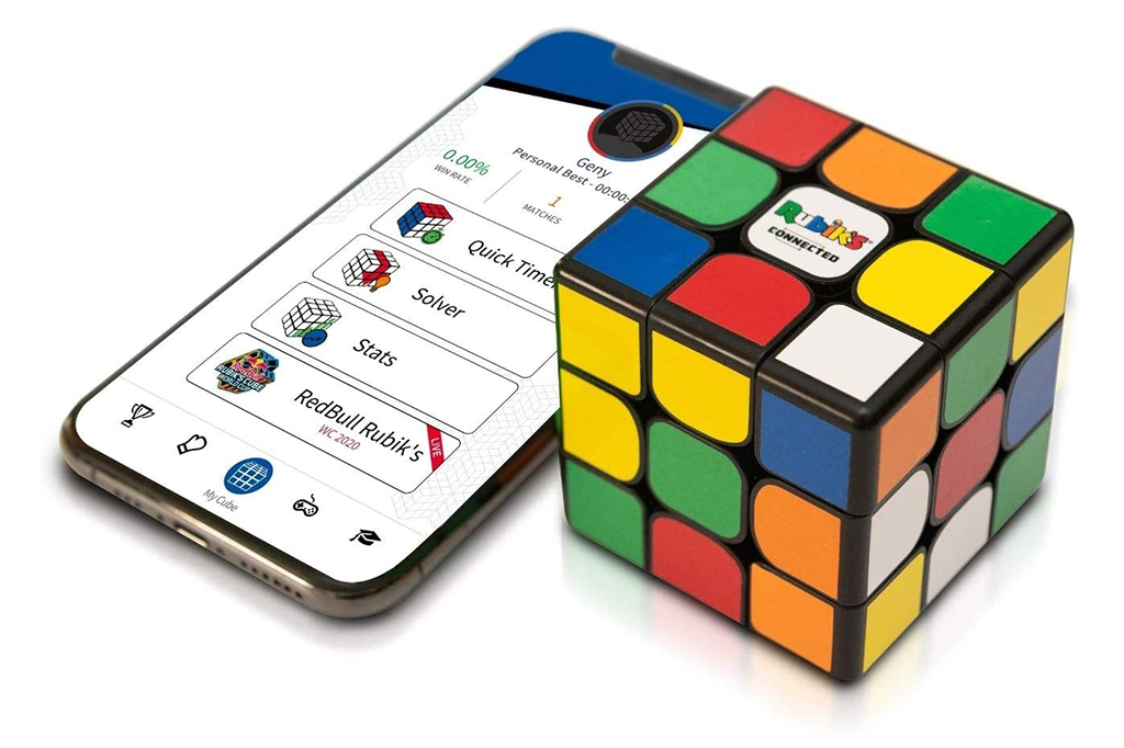 Foto Rubik’s Connected Cube ao lado de um celular.