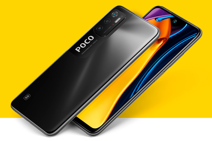 Smartphone POCO M3 Pro 5G, de frente e de costas, na cor preta, num fundo amarelo.