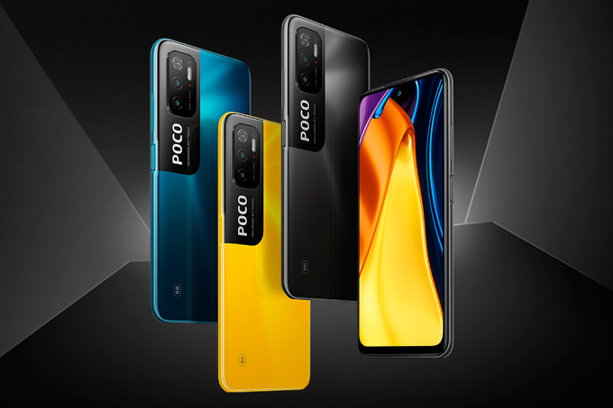 4 modelos do smartphone POCO M3 Pro 5G da Xiaomi, nas cores azul, amarelo e preto, num fundo preto.