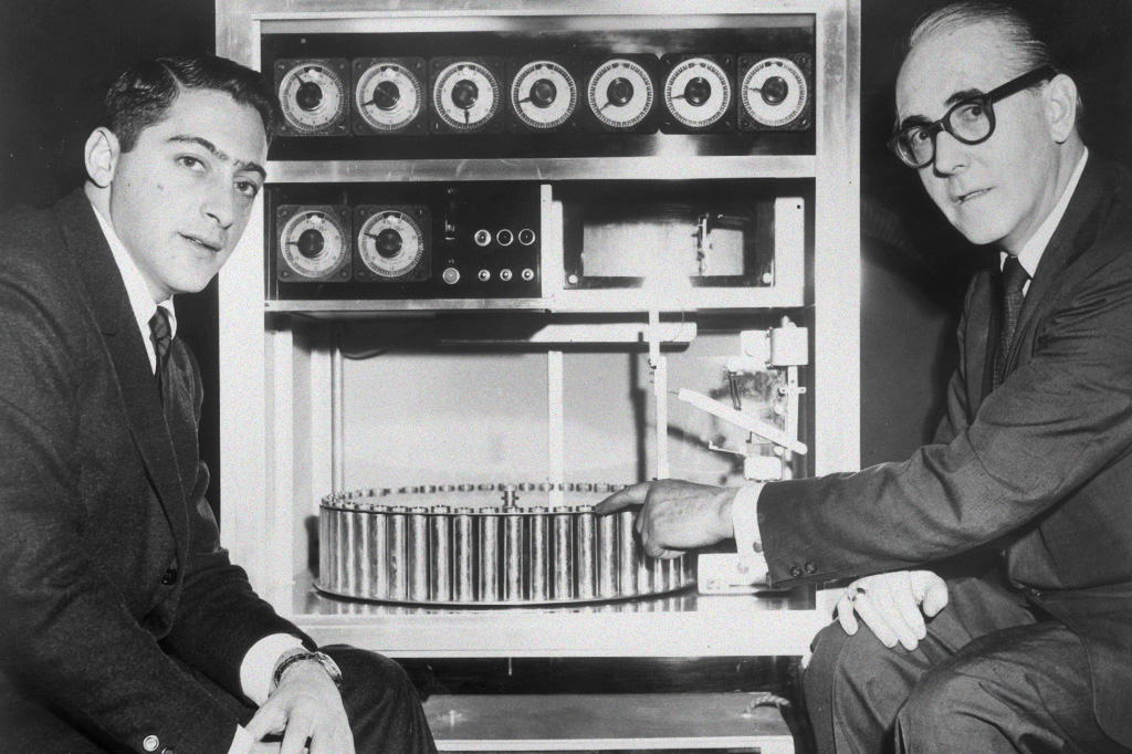 O produtor de filmes Mike Todd Jr. e o inventor do Smell-O-Vision, Hans Laube, ao lado da máquina.