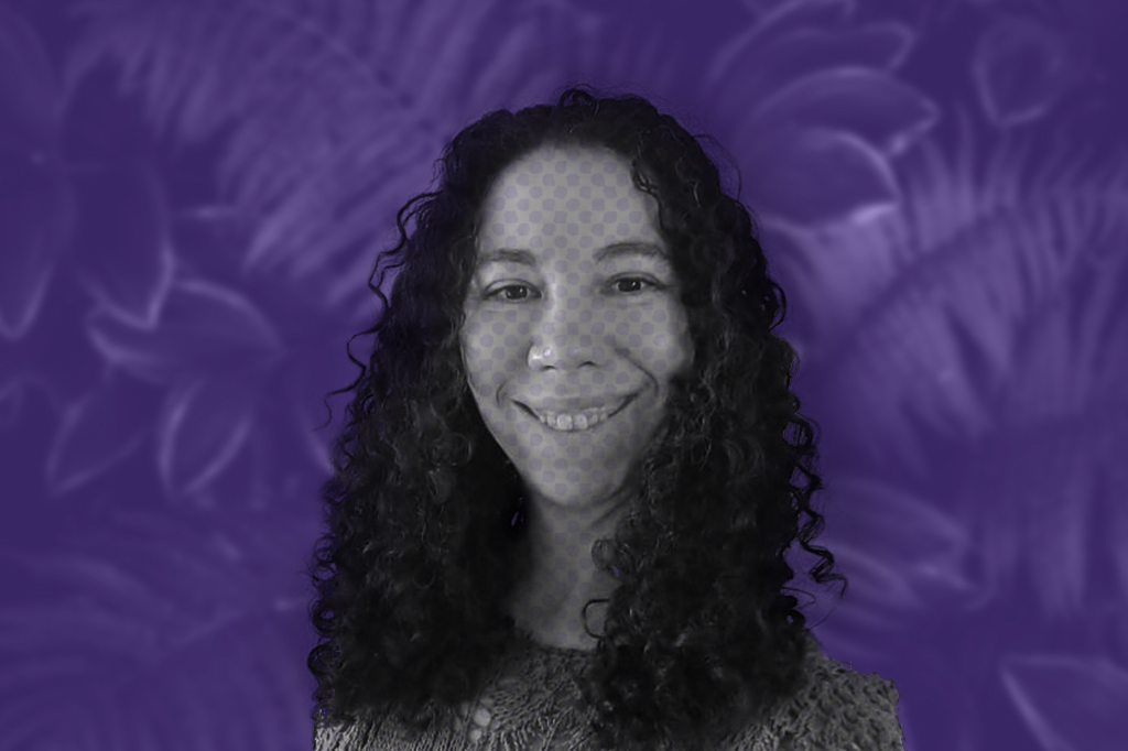 Foto de Cecilia Chirenti recortada e em preto e branco, sobre um fundo roxo com algumas folhagens.
