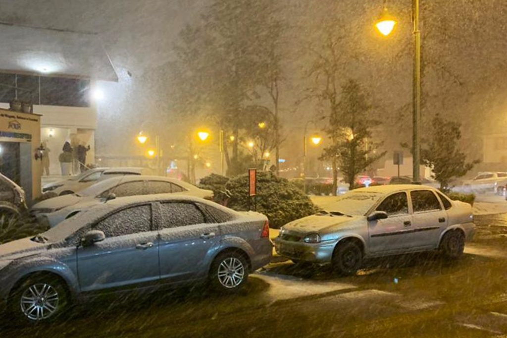 Neve caindo forte em Gramado, RS.