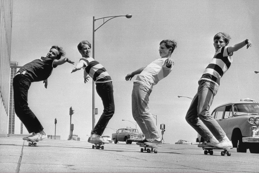 Quatro garotos descem de skate uma ladeira em Chicago, em 1965.