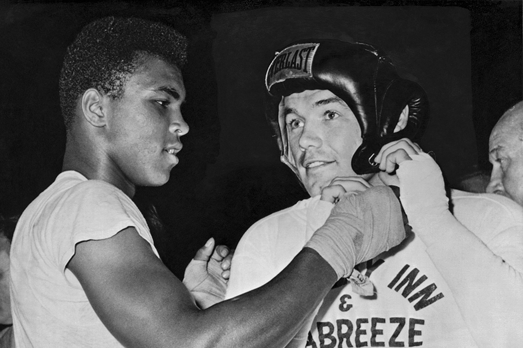 Muhammad Ali ajuda Ingemar Johansson antes da luta contra Floyd Patterson pelo título mundial.