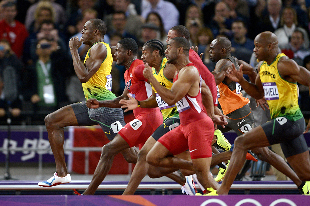 Foto da competição masculina de 100 metros nos Jogos Olímpicos de 2012, em Londres. Usain Bolt está à frente dos outros competidores.