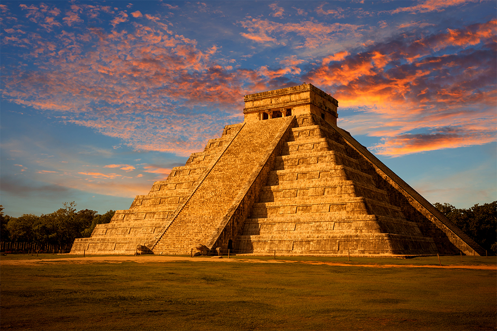 Foto do Templo de Kukulcán, na cidade azteca Chichén Itzá, ao pôr-do-sol.