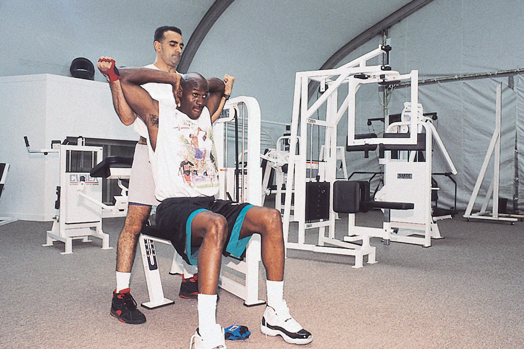 Foto de Michael Jordan treinando no Jordan Dome.