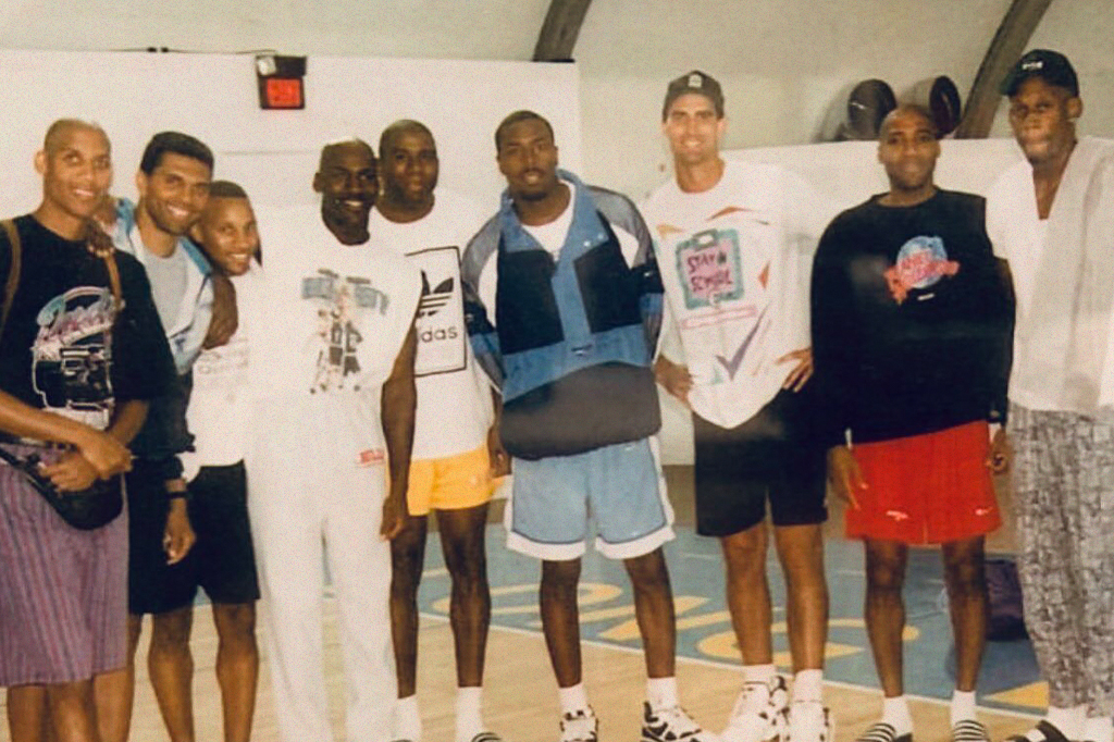 Foto de Michael Jordan ao lado de outros atletas da NBA.